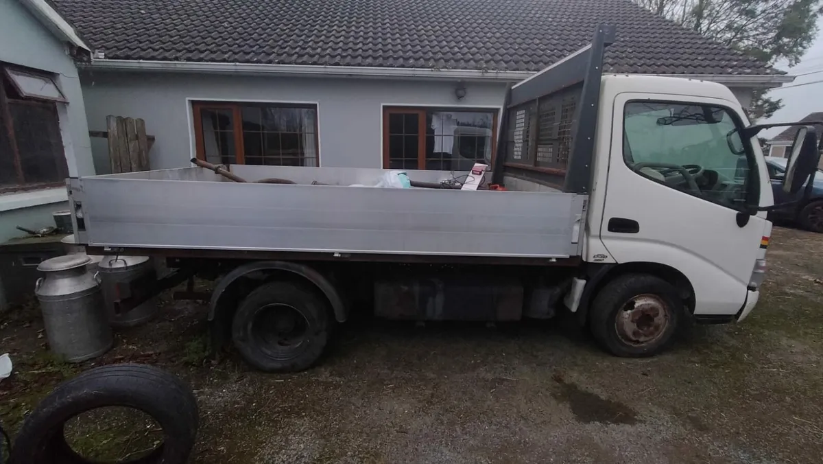 2010 Toyota dyna - Image 4