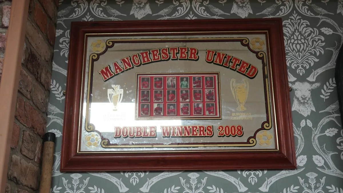 Manchester United Pub Mirror - Image 1