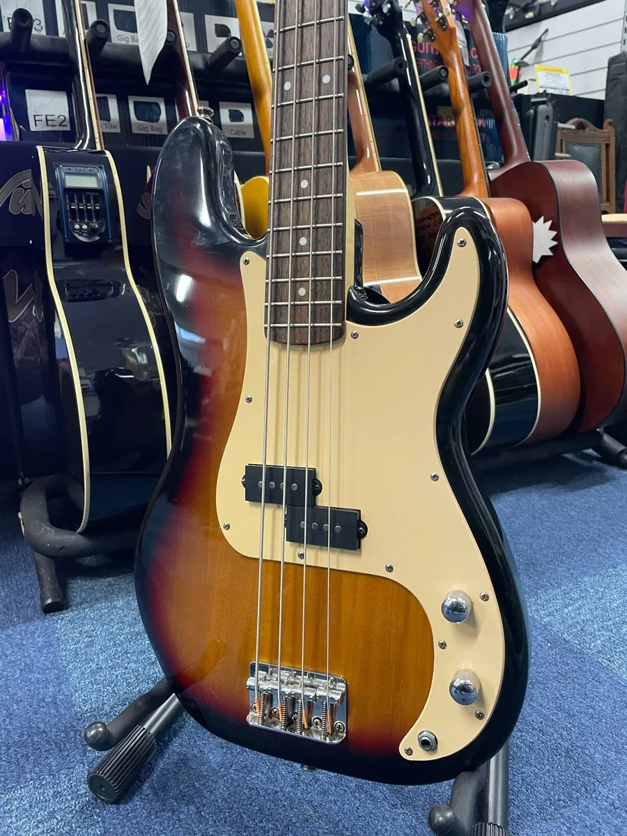 Squier P-Bass 2006 - Image 1