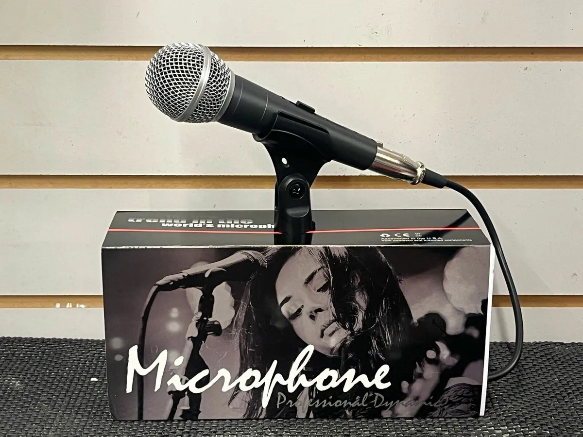 Dynamic Microphone + XLR Cable - Image 1