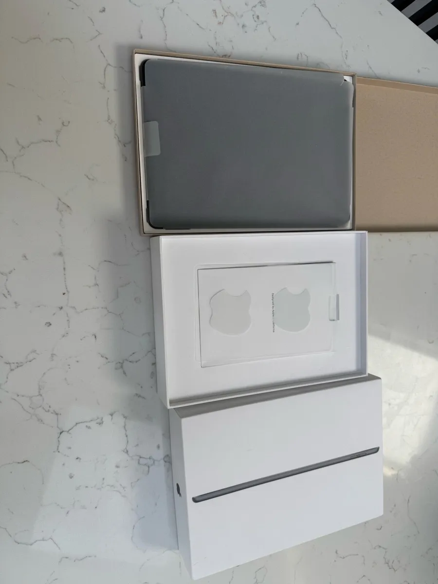 Apple IPad 9th Gen 64GB 10.2 screen - Image 1