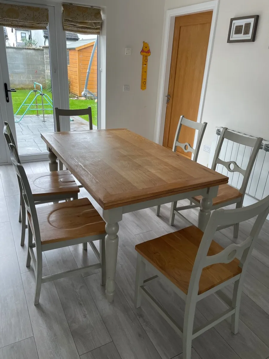 Extendable dining table and 6 chairs - Image 1