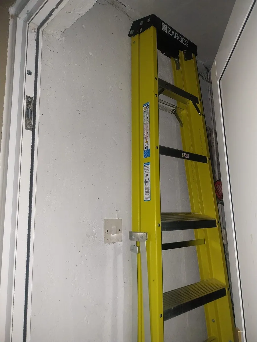Brand new 2.5m Zarges fibreglass stepladder - Image 1