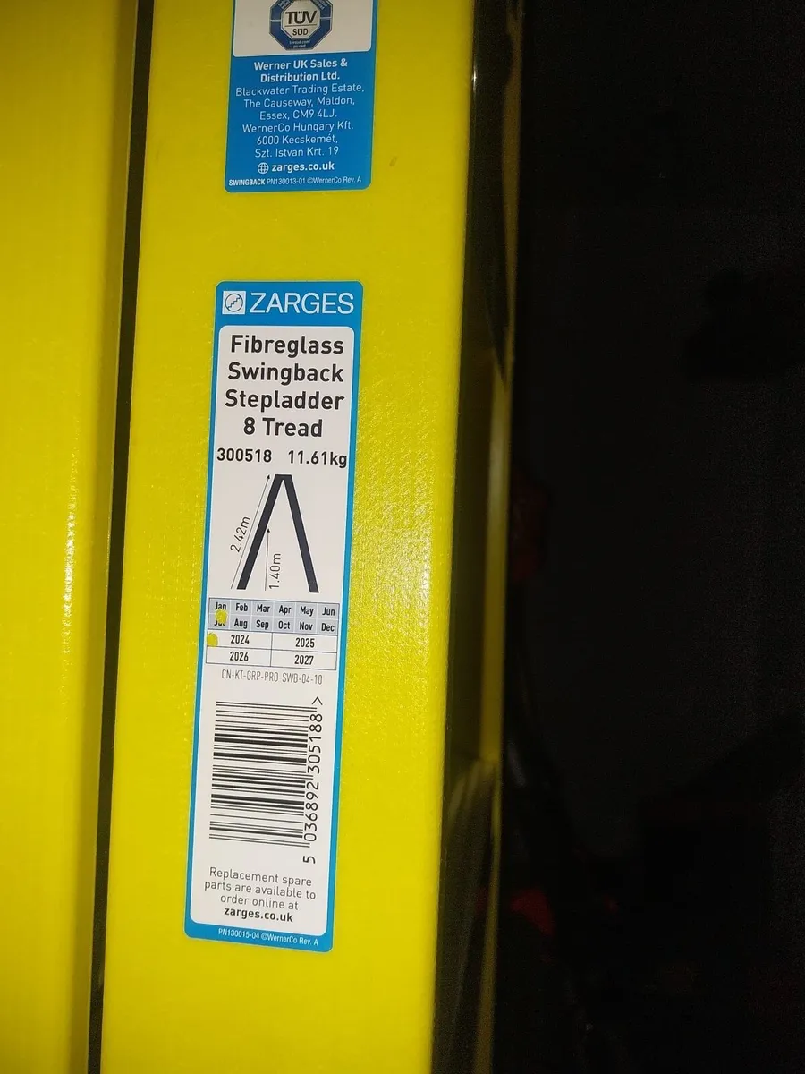 Brand new 2.5m Zarges fibreglass stepladder - Image 2