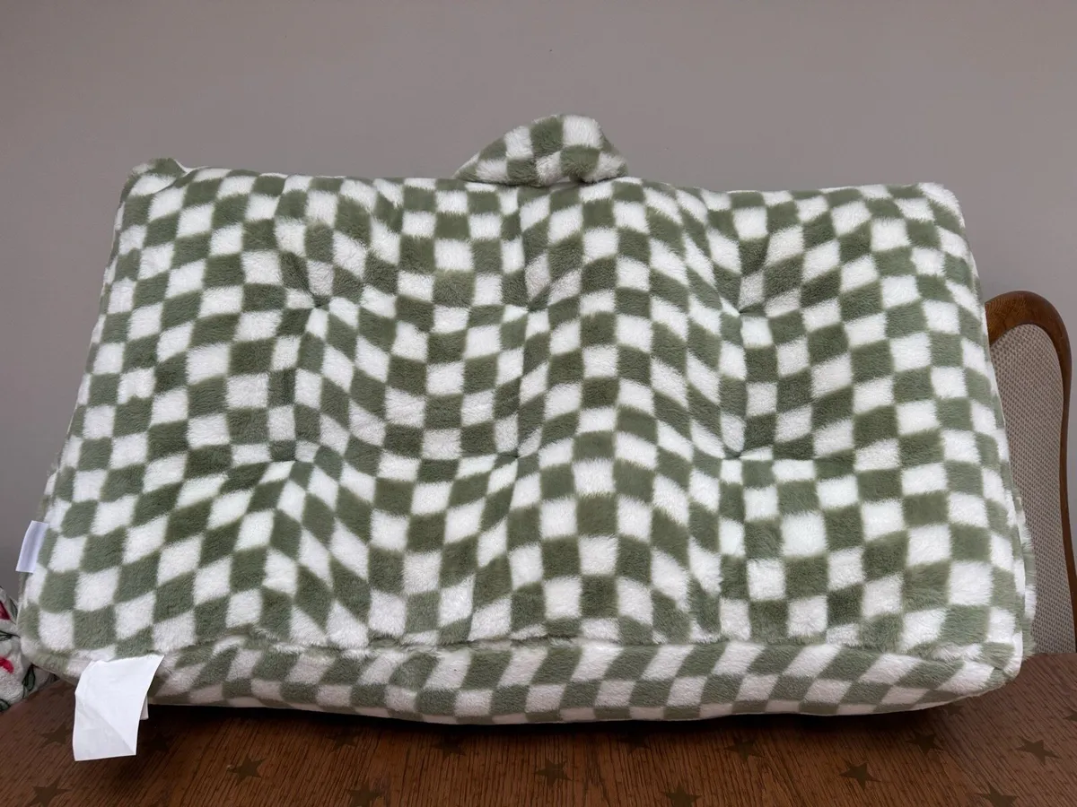 C&C oversized reading/bed cushion XL - Image 1