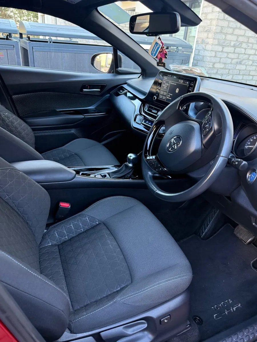 Toyota C-HR 1.8 Hybrid 5doors - Image 2