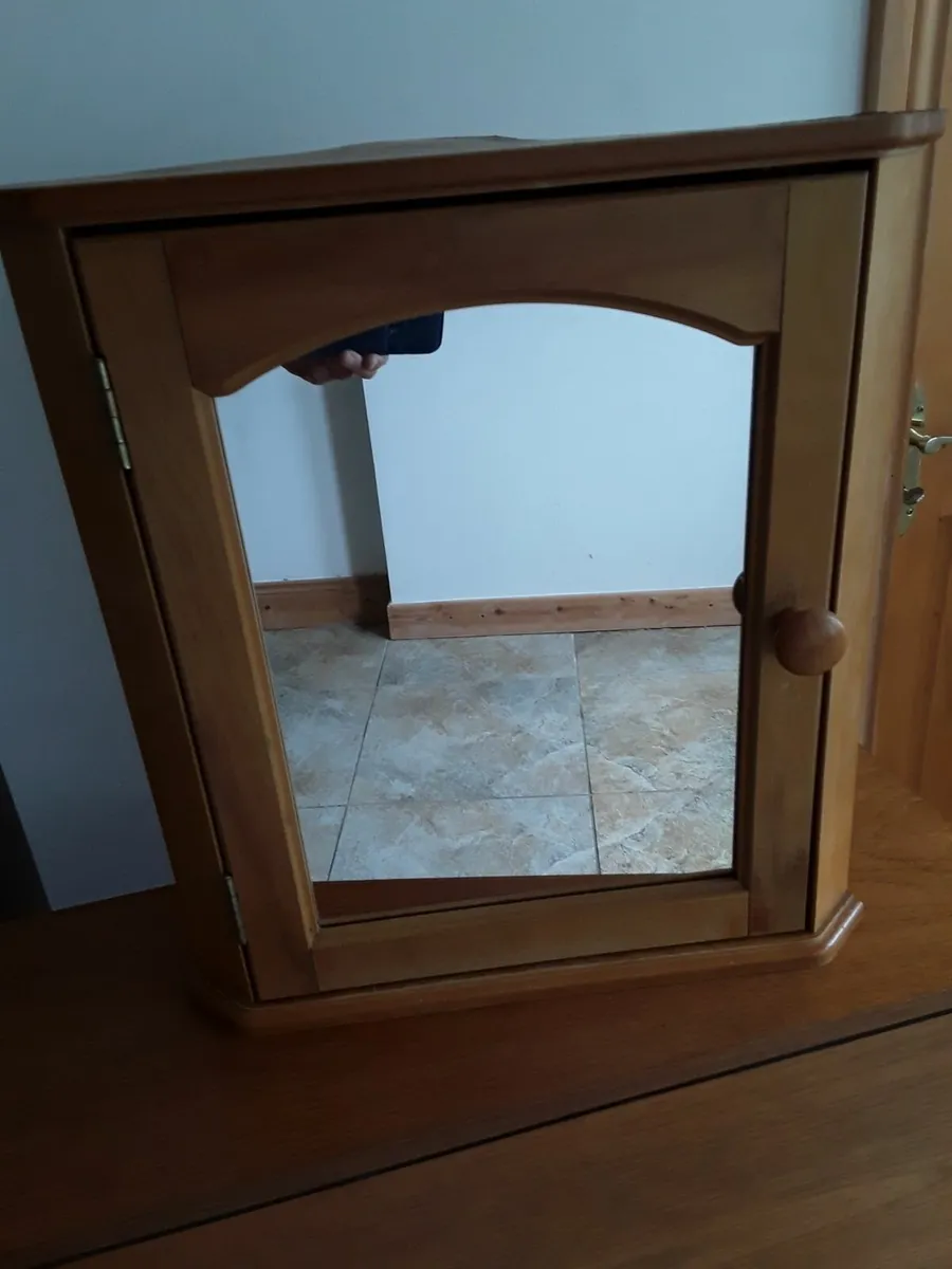 Good condition bathroom unit mirrored door - Image 1