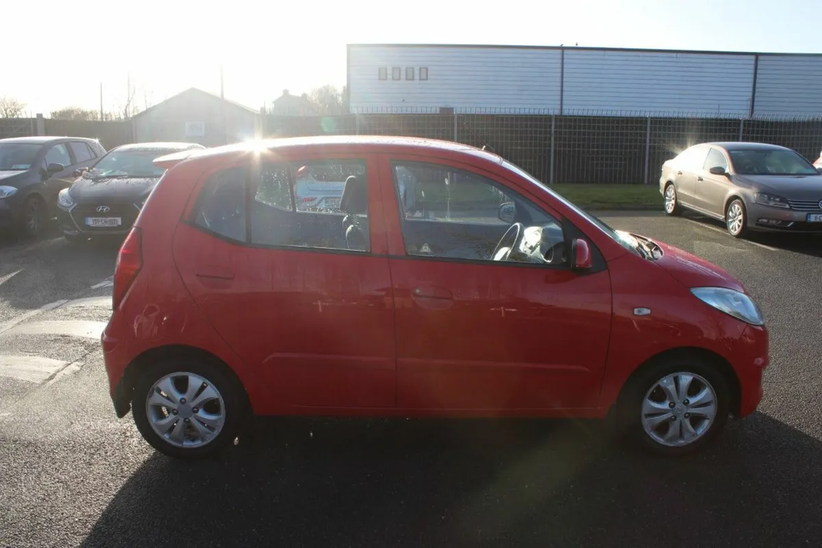 Hyundai i10 1.1 Deluxe Plus - Image 2