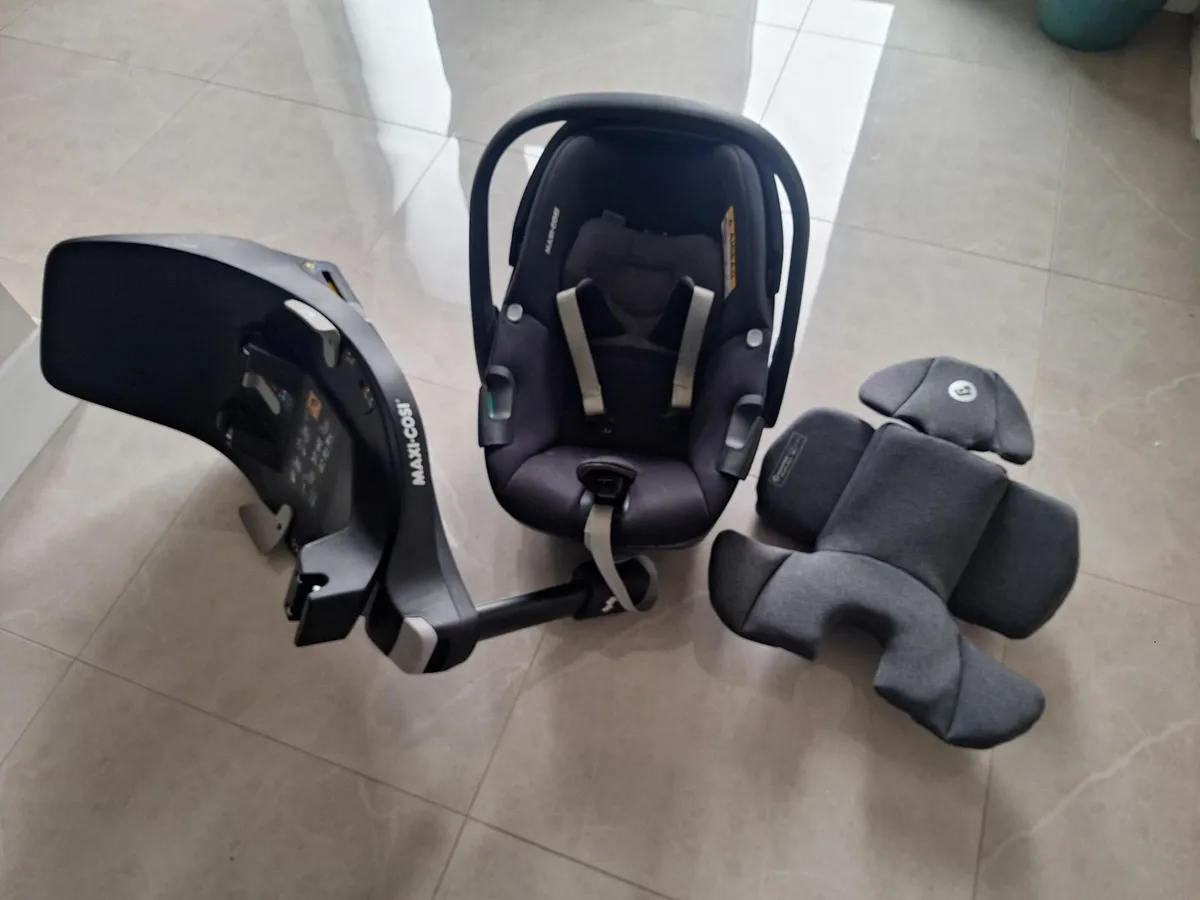 Maxi Cosi Pebble 360  carseat with family fix base - Image 1