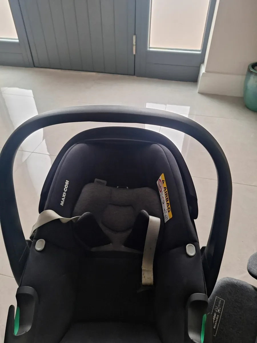 Maxi Cosi Pebble 360  carseat with family fix base - Image 2