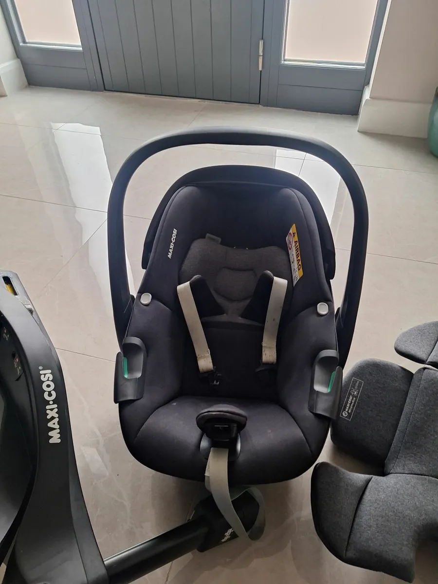 Maxi Cosi Pebble 360  carseat with family fix base - Image 3