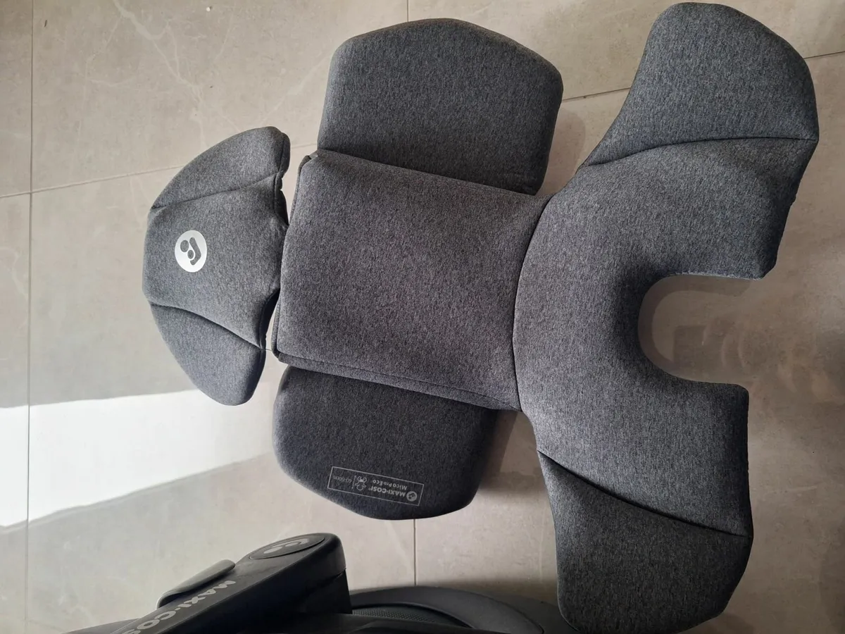 Maxi Cosi Pebble 360  carseat with family fix base - Image 4