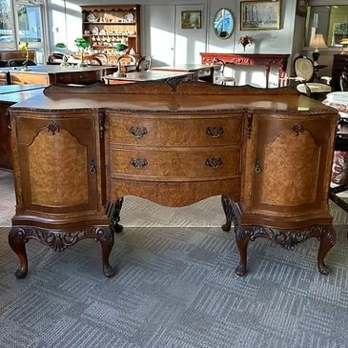 Beautiful Queen Anne concaved walnut ornated sideb