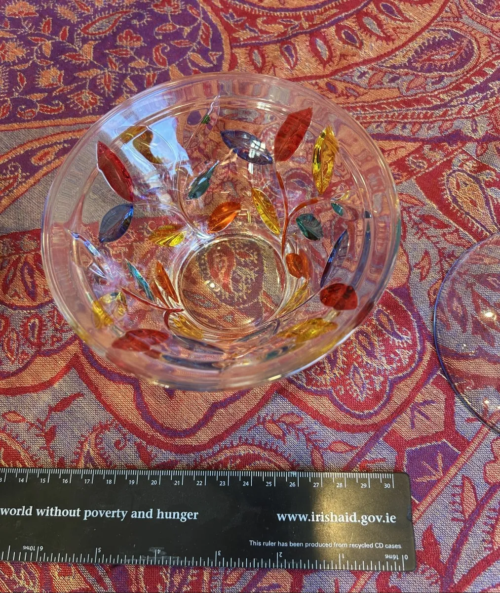 Set of two Venetian Coloured glass bowls - Image 2