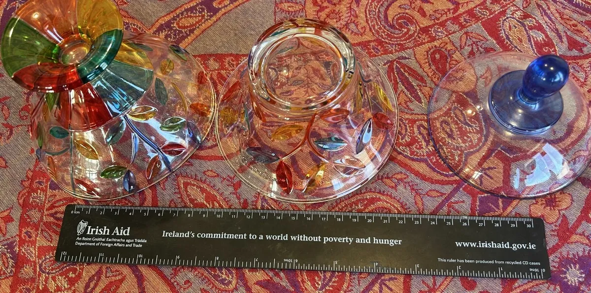 Set of two Venetian Coloured glass bowls - Image 3