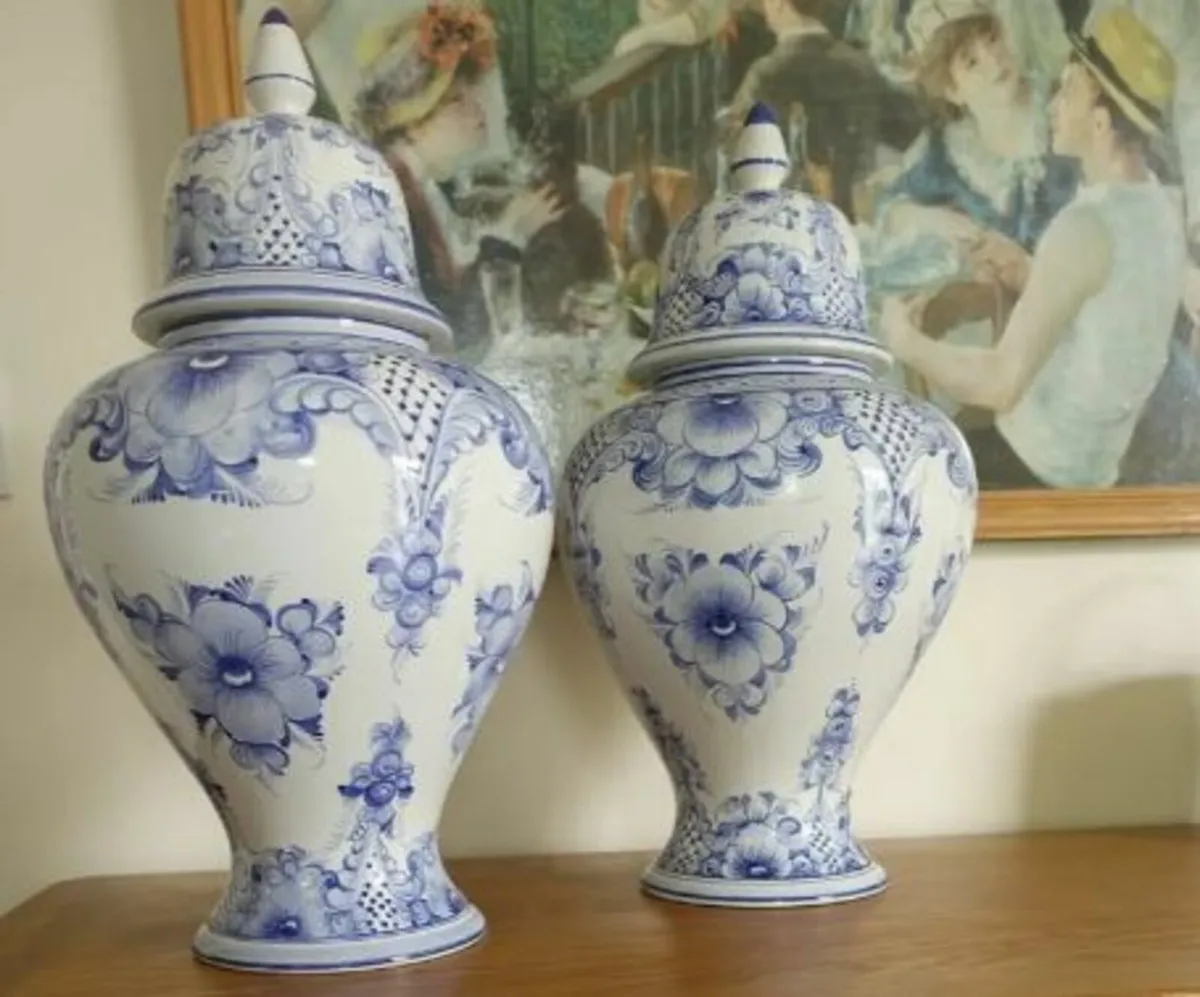 Country House Style Decorative Set of Urns - Image 1