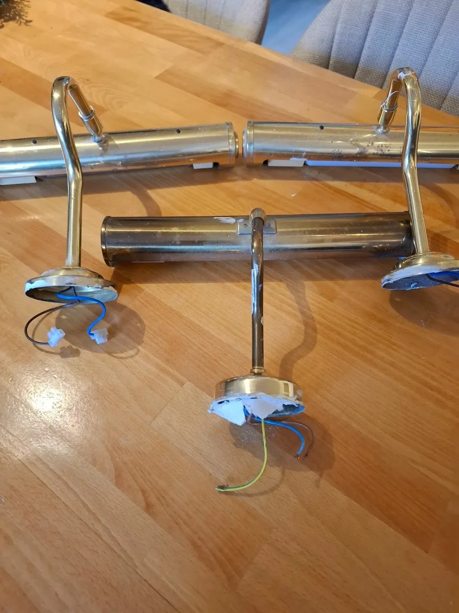Brass wall lights x 3 - Image 2