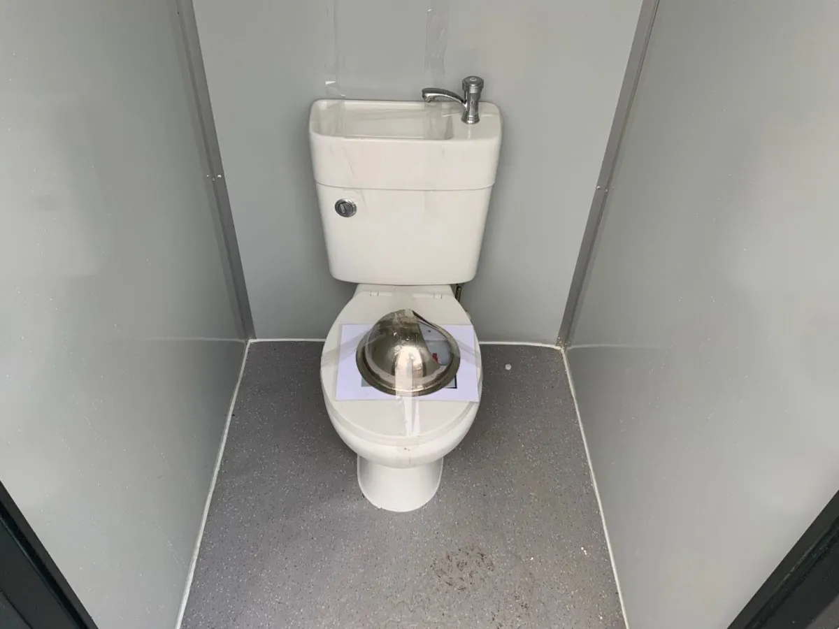 SINGLE OCCUPANCY PORABLE TOILET POD.....1138. - Image 4