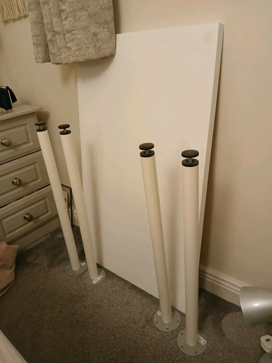 Desk chair and lamp - Image 1