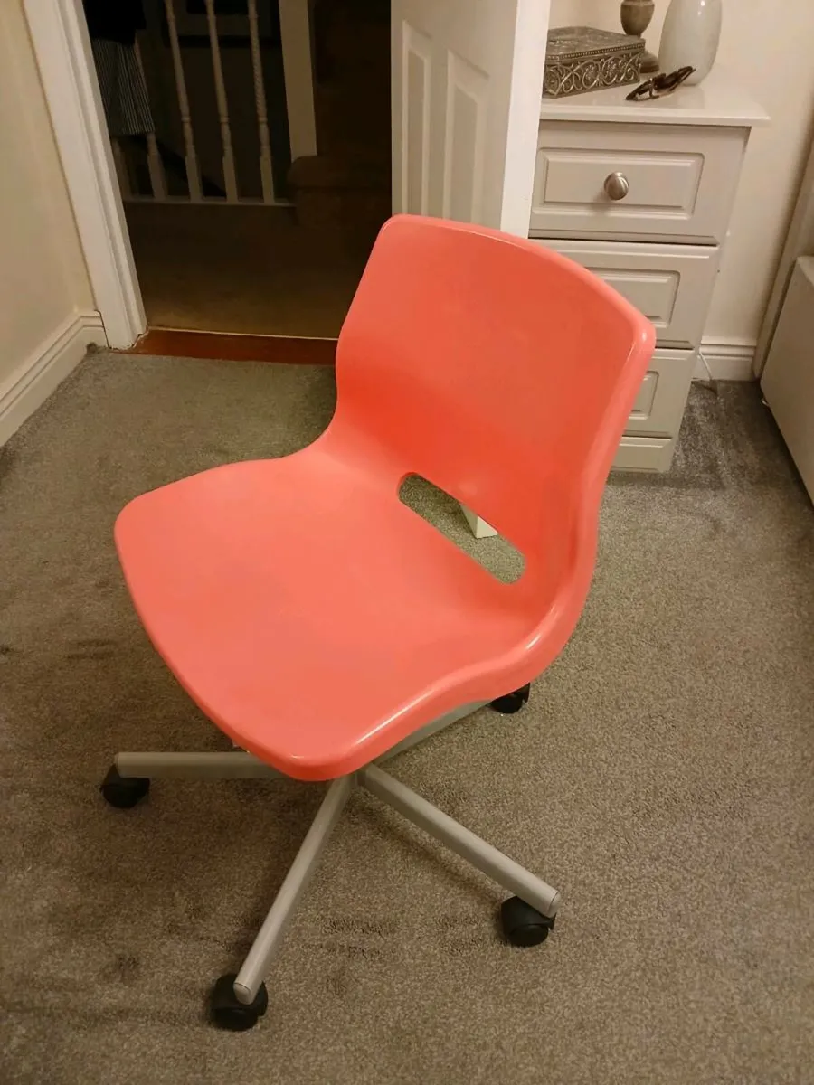 Desk chair and lamp - Image 2