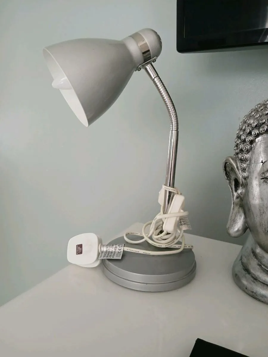 Desk chair and lamp - Image 3