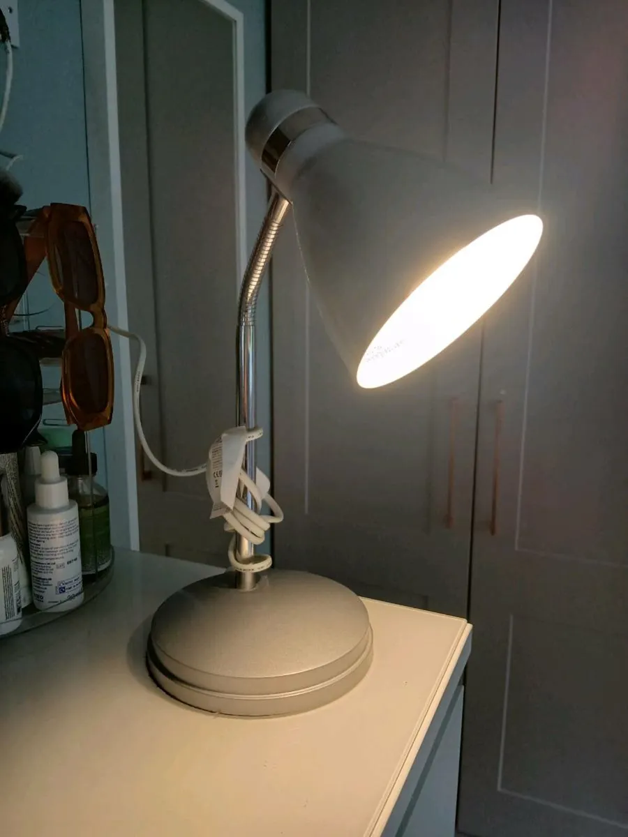 Desk chair and lamp - Image 4