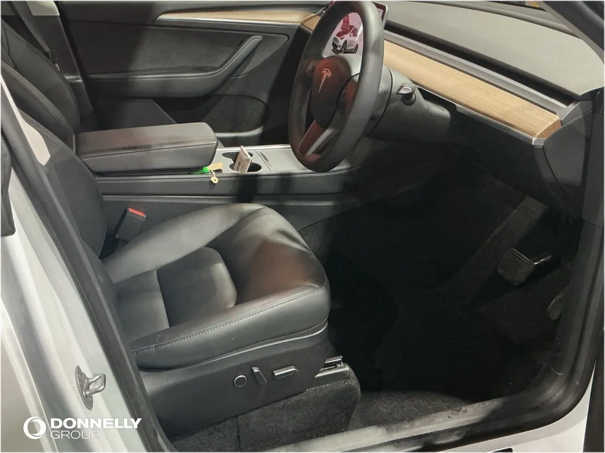Tesla Model Y Hatchback - Image 4