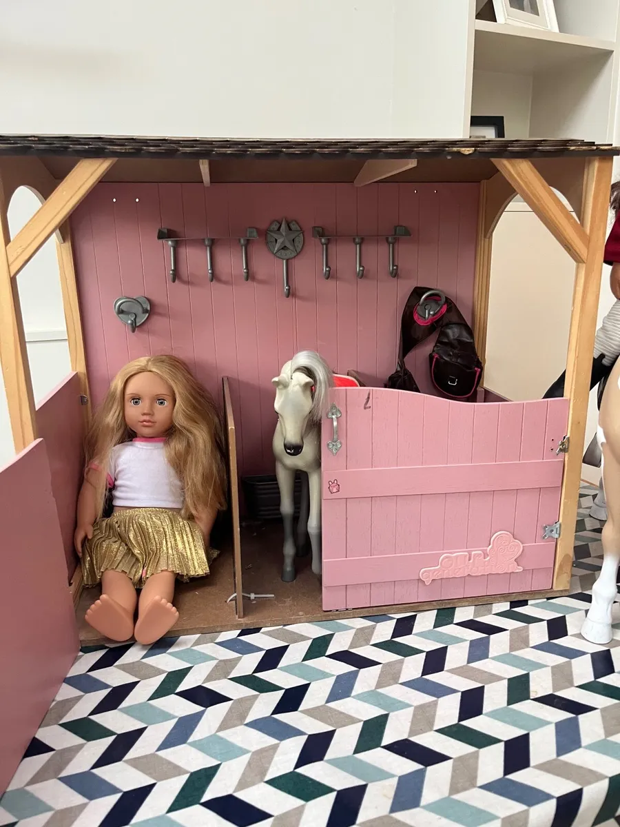 Our Generation Stable, Horse and Dolls - Image 3