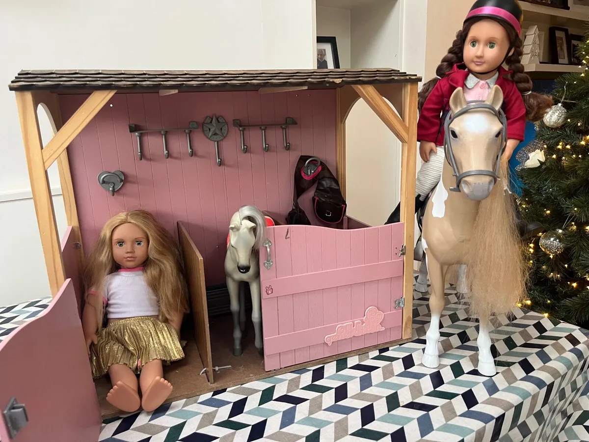 Our Generation Stable, Horse and Dolls - Image 4