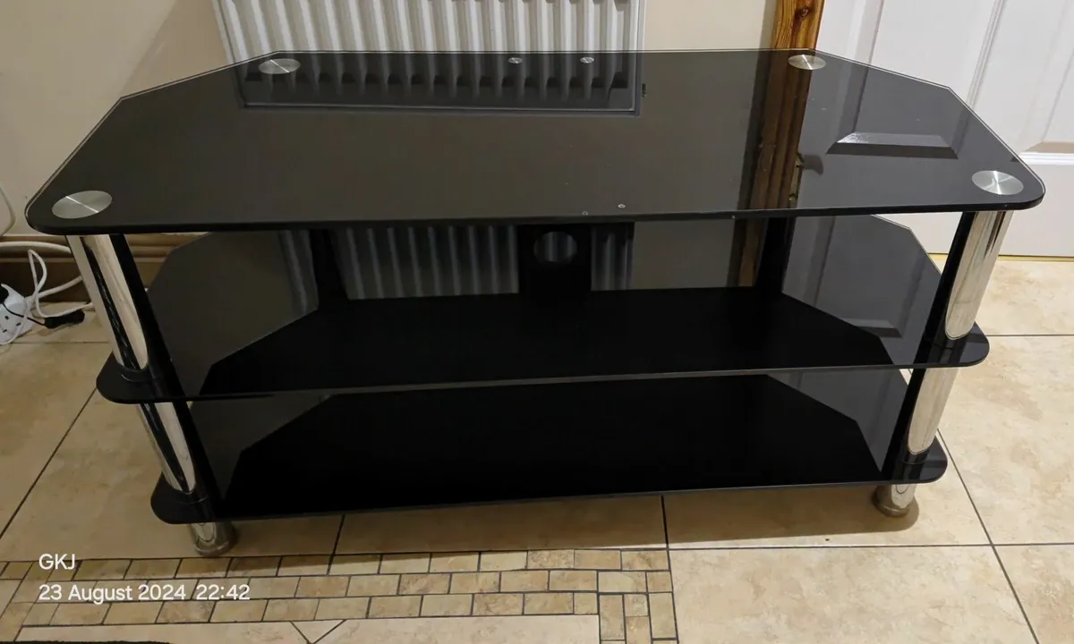 TV stand - Image 1