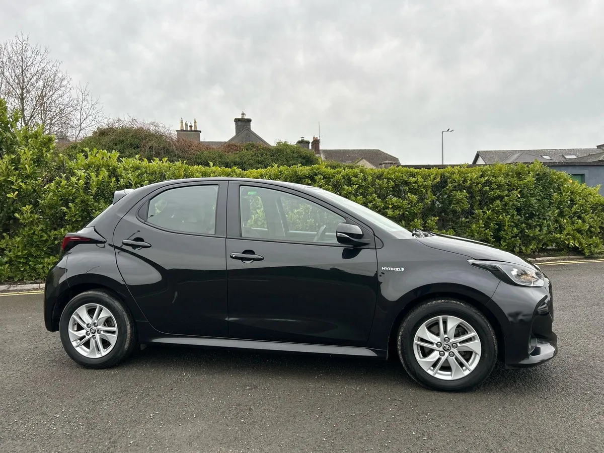 Toyota Yaris hybrid automatic - Image 3
