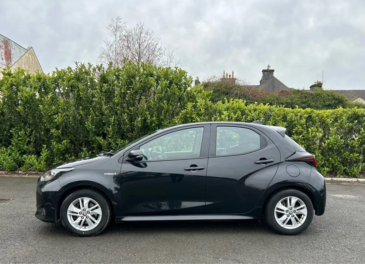 Toyota Yaris hybrid automatic - Image 4