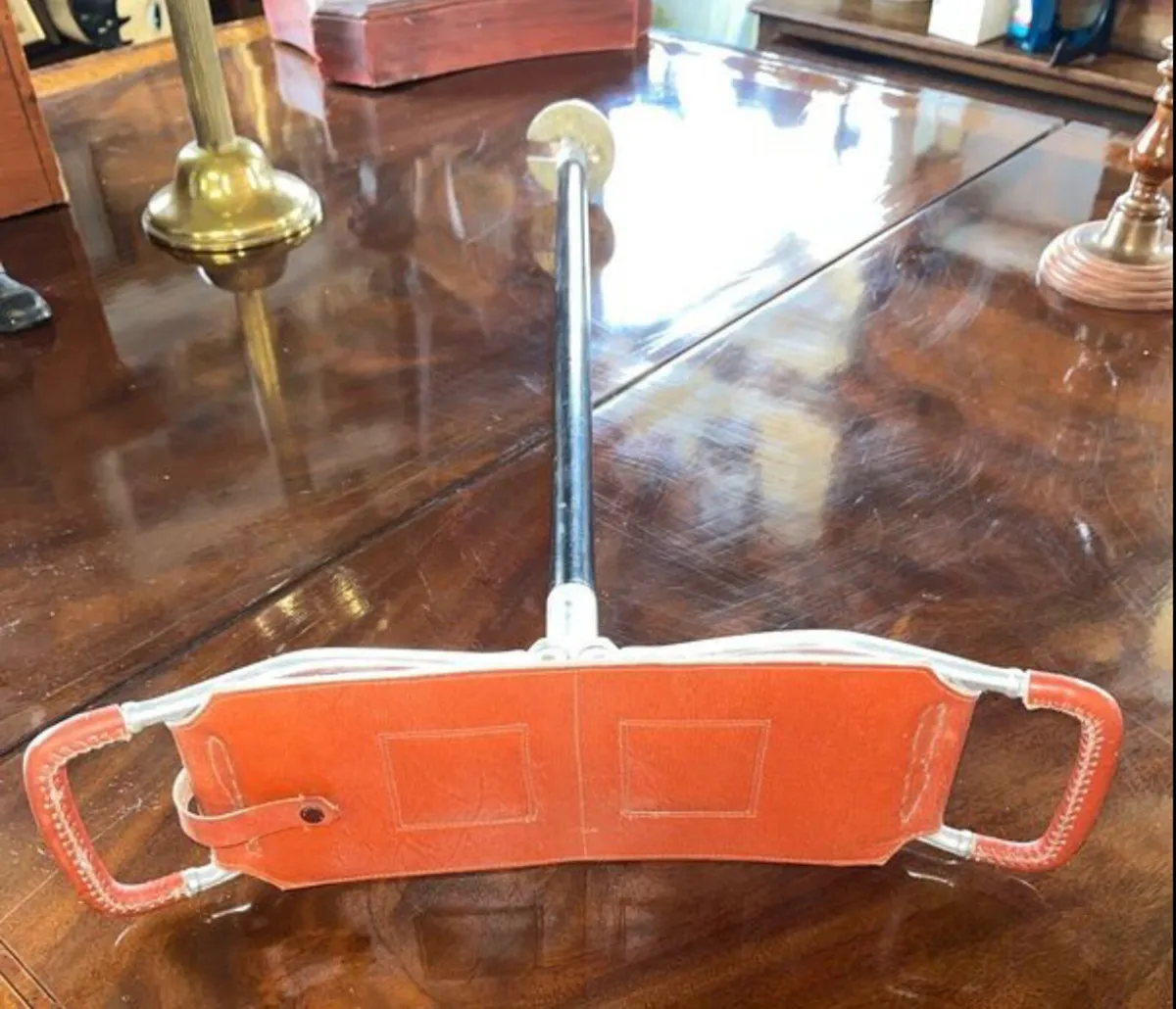 Vintage leather shooting stick - Image 1