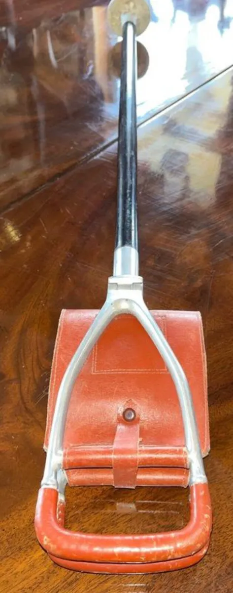 Vintage leather shooting stick - Image 2