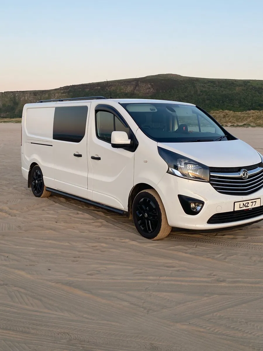 Crew cab van - Image 1