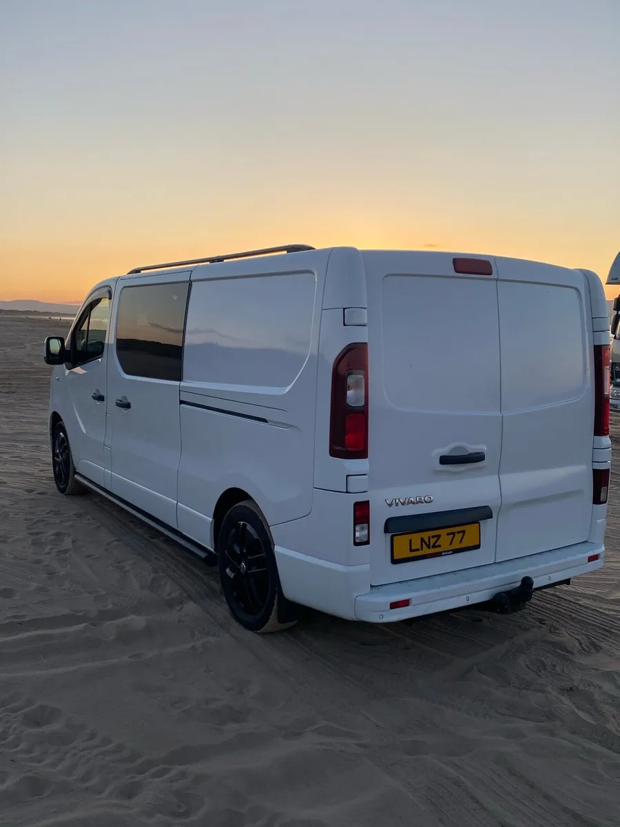 Crew cab van - Image 2