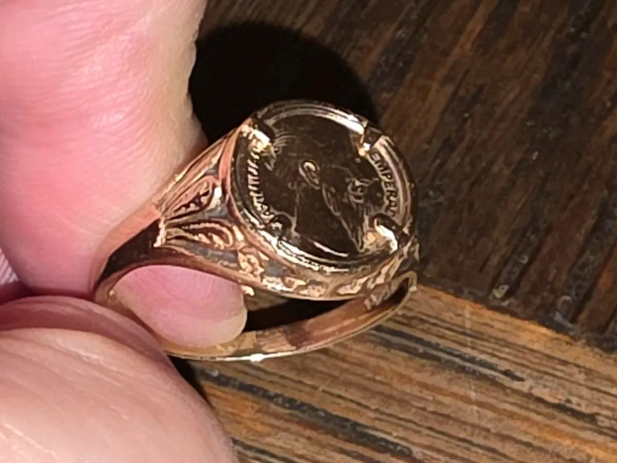 VINTAGE SOVEREIGN, 9CT THICK Gold Unisex Ring ! - Image 1