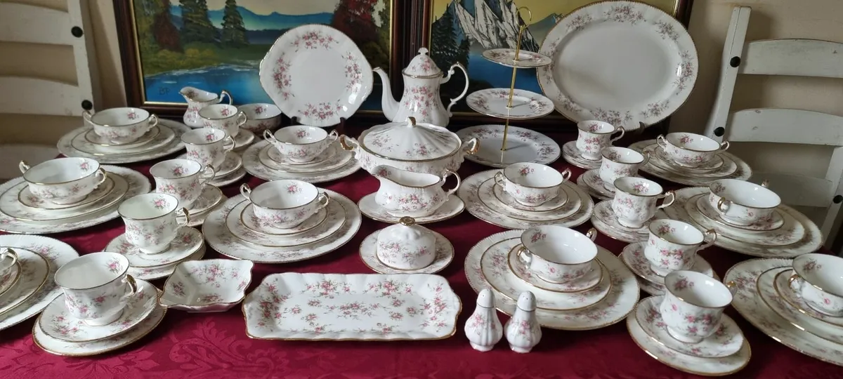 87Royal Albert/ParagonVictorianaRose Dinner&TeaSet - Image 1