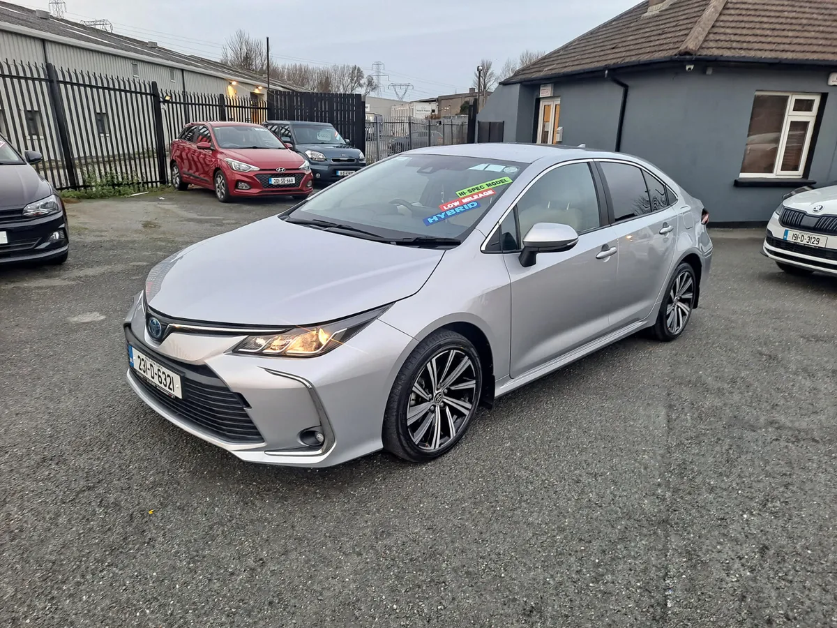 Toyota Corolla VERY LOW KMS  HYBRID LUNA SPORT 4DR - Image 4