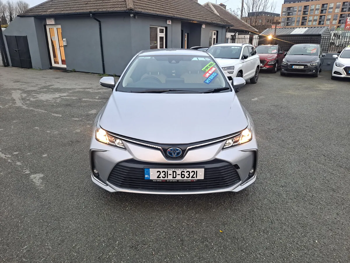 Toyota Corolla VERY LOW KMS  HYBRID LUNA SPORT 4DR - Image 3