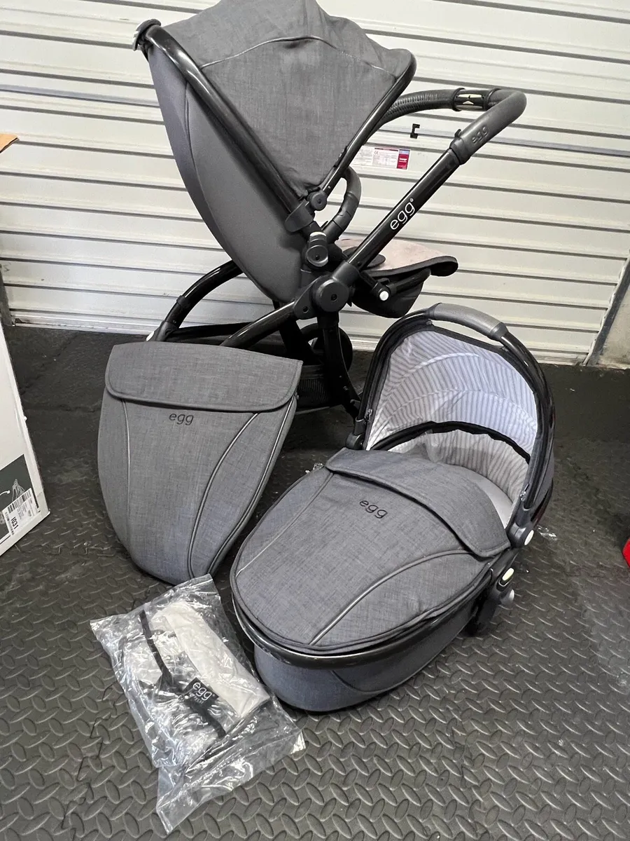 Egg travel system pram and car seat - Image 1