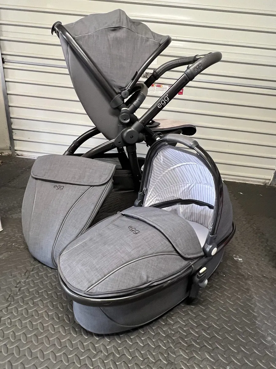 Egg travel system pram and car seat - Image 2