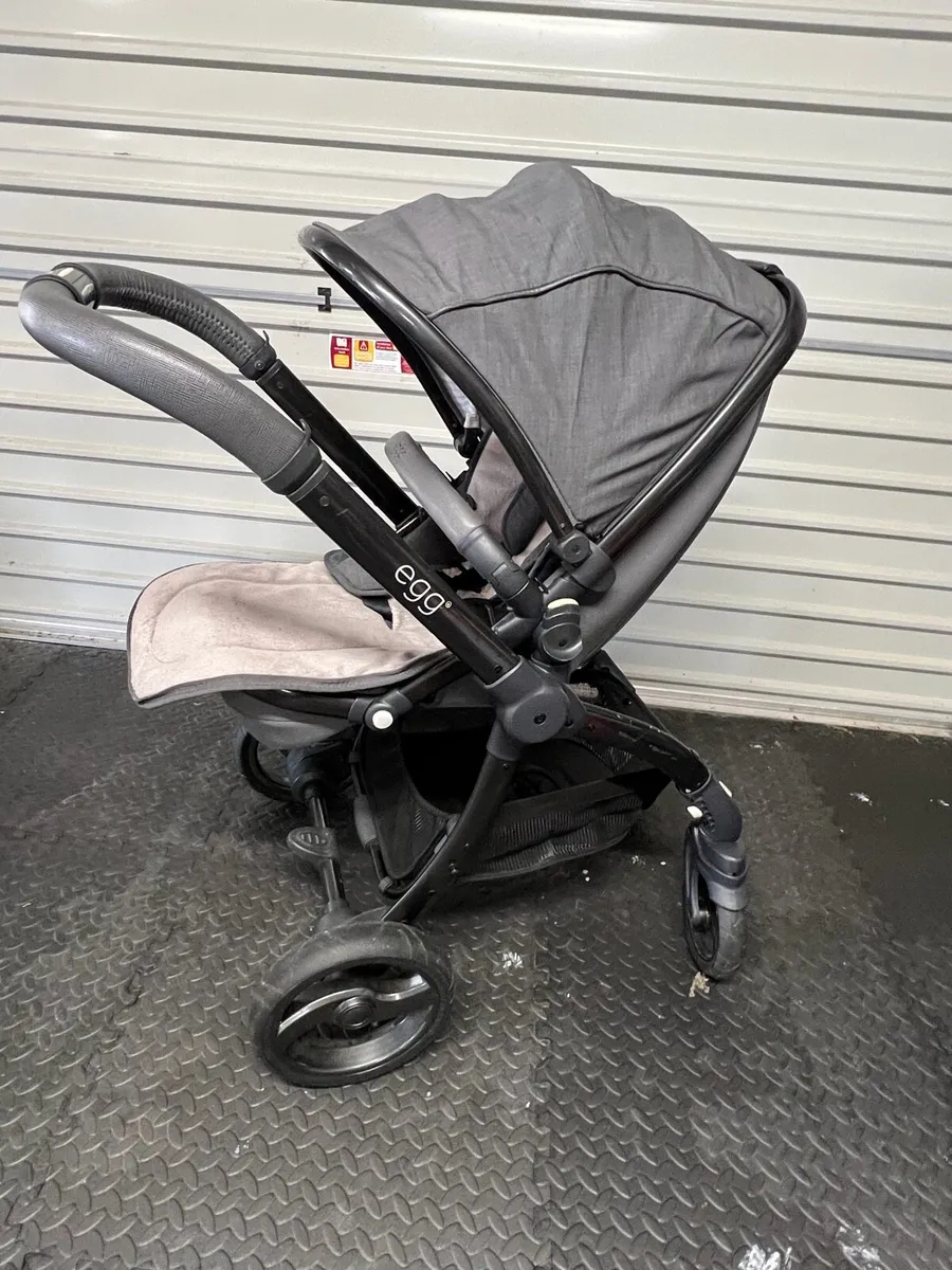 Egg travel system pram and car seat - Image 3