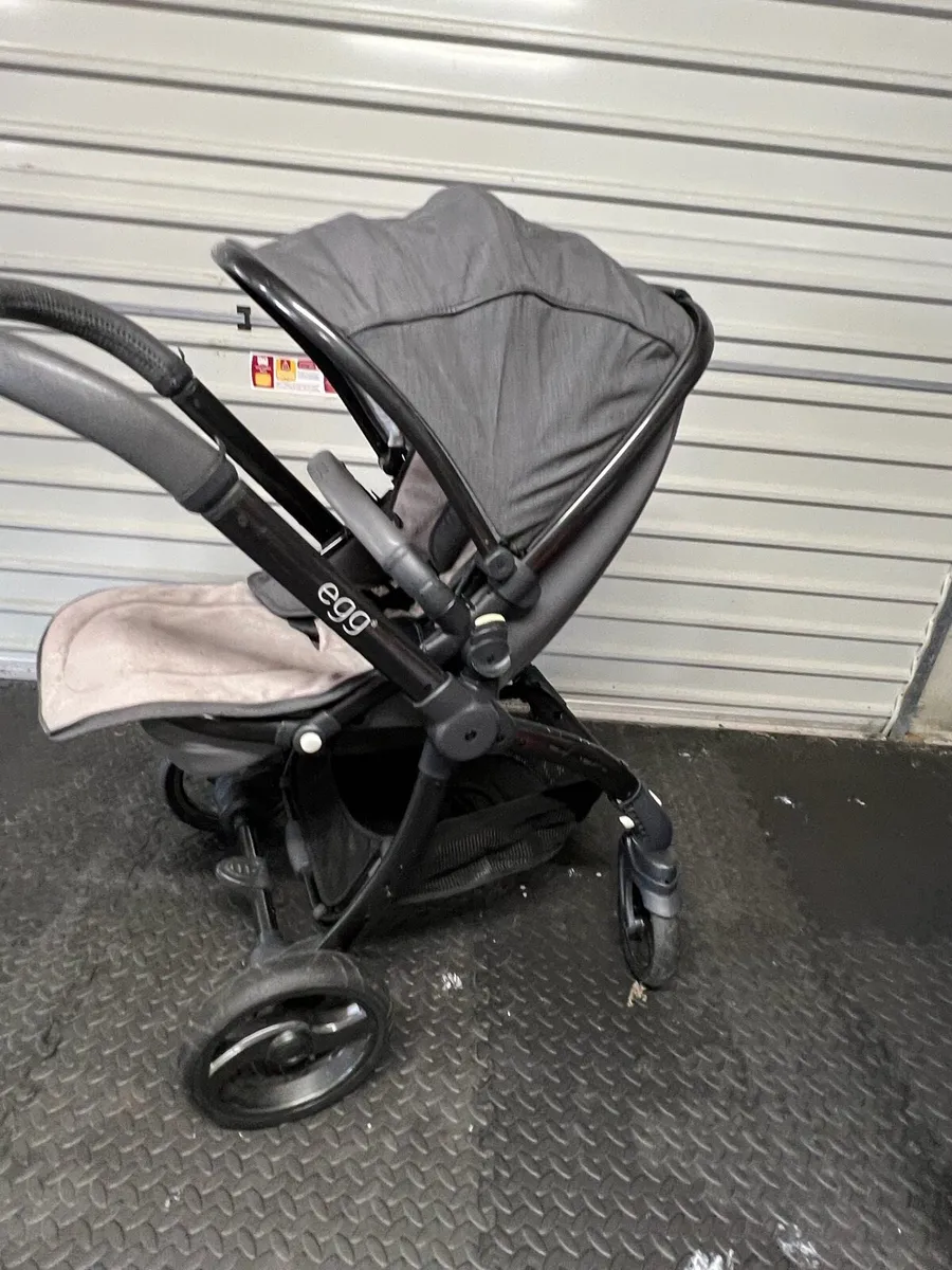 Egg travel system pram and car seat - Image 4