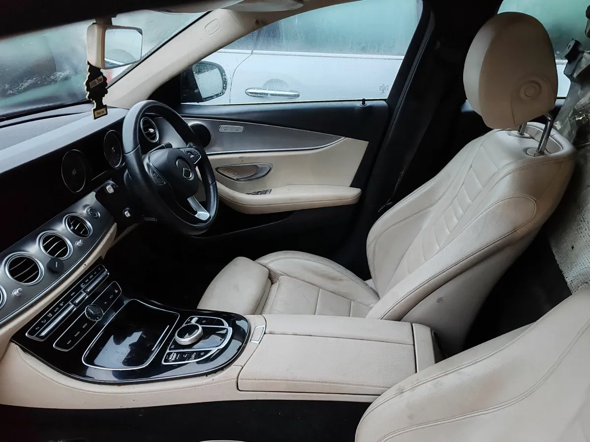 18 Mercedes E200 AMG LINE - Image 3