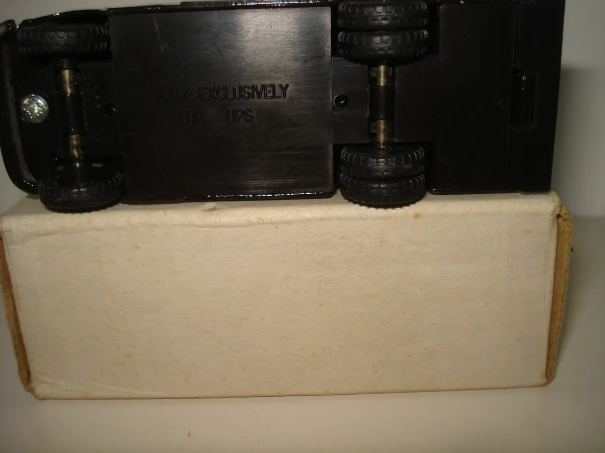 VITESSE UPS PARCEL VAN DIECAST METAL. 1/50 SCALE. - Image 3