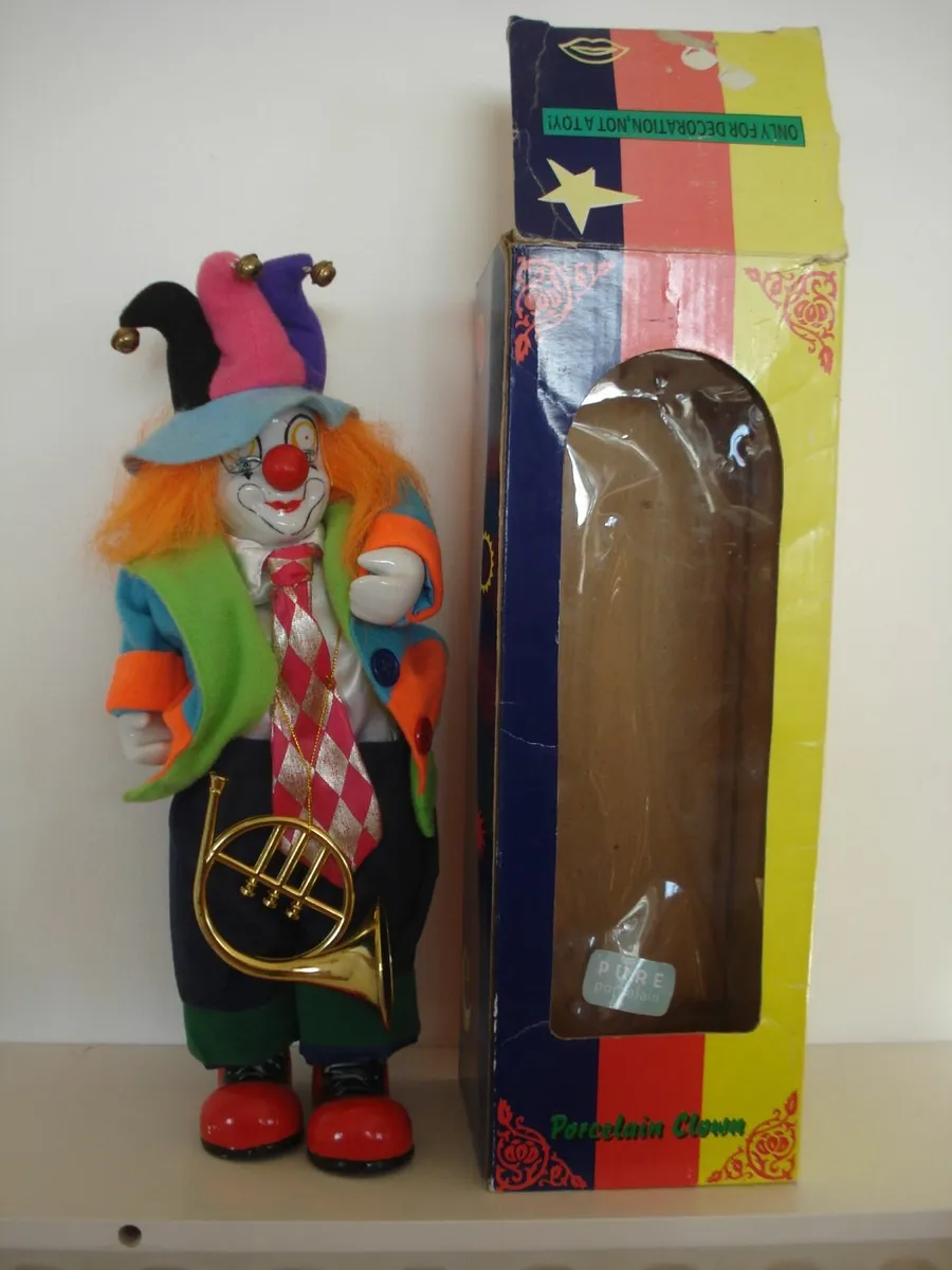 VINTAGE   PURE PORCELAIN MUSICAL CLOWN. BOXED. - Image 2