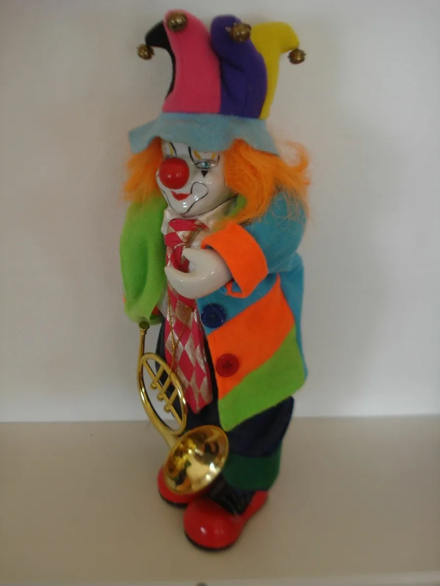 VINTAGE   PURE PORCELAIN MUSICAL CLOWN. BOXED. - Image 4