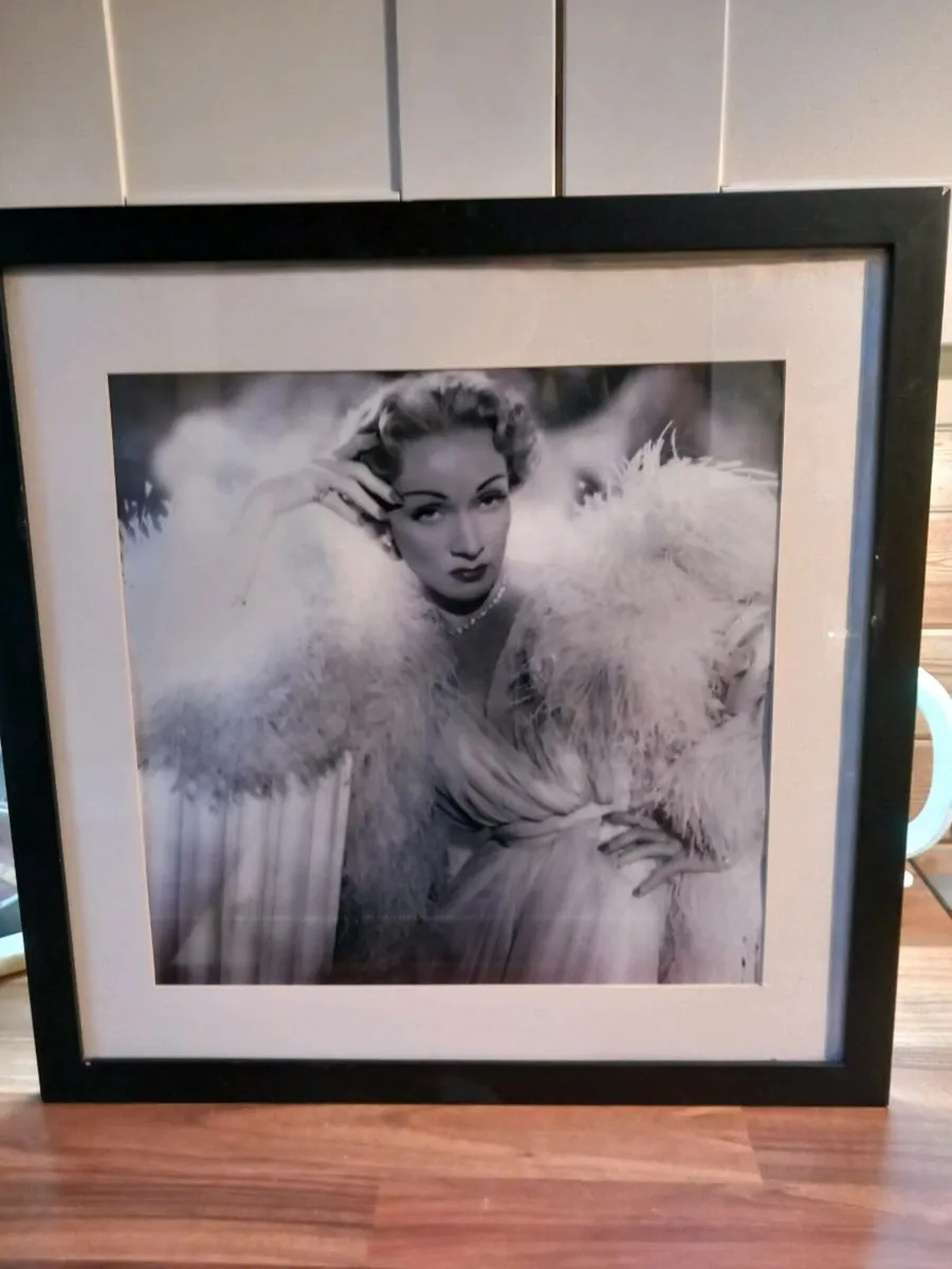 Large framed print of Marlene Dietrich, D18 - Image 1