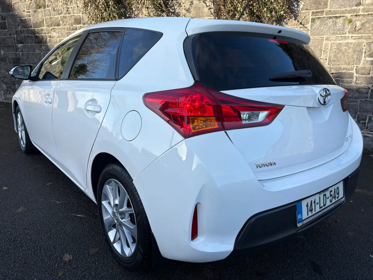 141 Toyota Auris 1.4D4D  FSH! Trade ins welcome! - Image 2